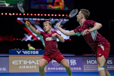 Herredoublen Mads Vestergaard (til venstre) og Daniel Lundgaard vandt semifinalen i Malaysia.