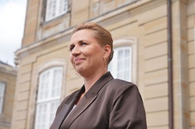 Fungerende statsminister Mette Frederiksen (S) skal igen stå i spidsen for forhandlingerne om at danne en ny regering. Det siger hun lørdag, efter at hun har været til møde hos kongen.