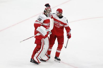 For første gang siden 2022 holdt ishockeylandsholdet målet rent i en VM-kamp, og rutinerede Markus Lauridsen kunne lykønske den stærkt spillende målmand Mads Søgaard med bedriften.