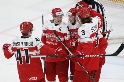 Danmark knækkede endegyldigt Slovenien med to mål i slutfasen. Her fejrer spillerne Patrick Russells scoring til 3-0.