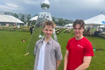 For andet år i træk er Alvin Heuch (t.v.) og Benjamin Hyttel med på Å-Festival i Sdr. Felding, hvor de bruger pinsen på bibeltimer, lovsang og kristent fællesskab. Her står de foran det store Å ved indgangen til festivalpladsen.