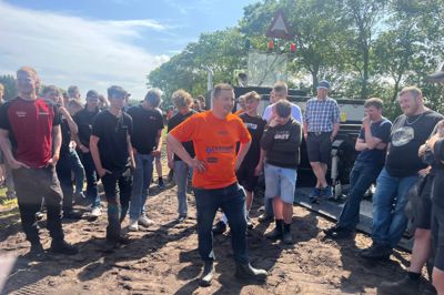 For tredje år i træk stod Tobias Sloth Larsen (i orange trøje) bag traktortrækket i Vildbjerg. Over 70 traktorer trak slæden pinselørdag, og mange tilmeldte sig først på dagen, så der var travlhed i timerne op til første tur mod full pull.