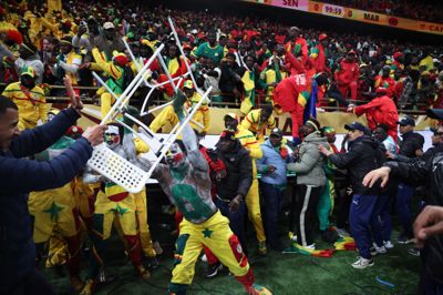 Senegal-fans forsøgte at storme banen, da Marokko blev tildelt et straffespark sent i anden halvleg i finalen i Africa Cup of Nations i januar.