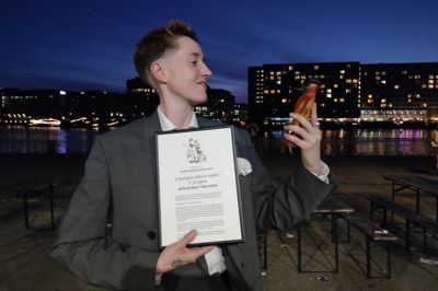 Tegner og forfatter Karoline Stjernfelt modtog lørdag aften hovedprisen ved årets Pingprisen. I alt syv priser blev delt ud. Alle modtog en statuette af Storm P.-figuren Ping.