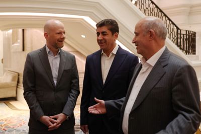 Præsidenten for det iranske fodboldforbund, Mehdi Taj, ses den 16. maj med Fifa-generalsekretær Mattias Grafström i Istanbul i Tyrkiet.