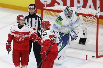 Patrick Russell (nummer 63) scorede lørdag to gange mod Slovenien, mens Nick Olesen (til venstre) blev noteret for tre assister.