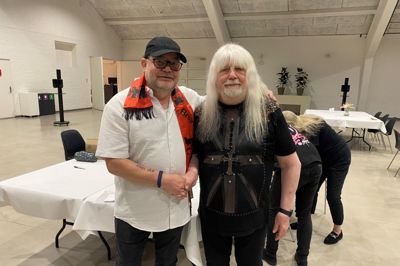 Sweet-fan Jesper Petersen (t.v.) mødte lørdag sit idol, Andy Scott, i MCH Herning Kongrescenter. For præcist 50 år siden - i 1976 - var han også til Sweet-koncert i Herning.