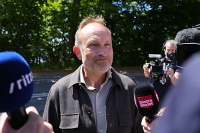 Politisk leder Martin Lidegaard (R) ankommer til forhandlinger søndag på Marienborg.