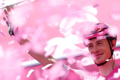 Jonas Vingegaard kørte søndag for første gang i Giroens lyserøde førertrøje, og han vinkede til publikum før starten på 15. etape.
