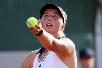 Clara Tauson tabte i tre sæt og er dermed ude af French Open efter blot en enkelt kamp.