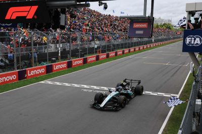 Kimi Antonelli kører over målstregen i sin Mercedes-bil.
