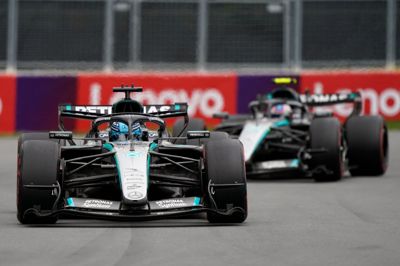 Kimi Antonelli fortsatte sin forrygende sæson i Formel 1 søndag, hvor han tog sejren i Canadas Grand Prix. Gennem lidt under halvdelen af løbet var han ellers i en underholdende duel med Mercedes-holdkammeraten, George Russell, inden britens bil gik i stykker.