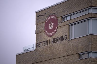 En 55-årig mand skal for Retten i Herning tiltalt for drab og drabsforsøg. Det dødelige knivstikkeri skete efter et røveriforsøg i slutningen af oktober sidste år.
