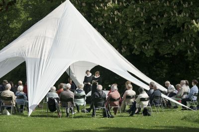 Billedet er fra 2. pinsedag i 2021 og viser en friluftsgudstjeneste i Frederiksborg Slotshave. Mandag vil byde på 18-23 grader og plads til sol, siger meteorolog.