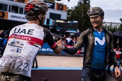 Mathias Norsgaard (t.h.) hilser her på sin svoger Mikkel Bjerg efter Paris-Roubaix i 2021.