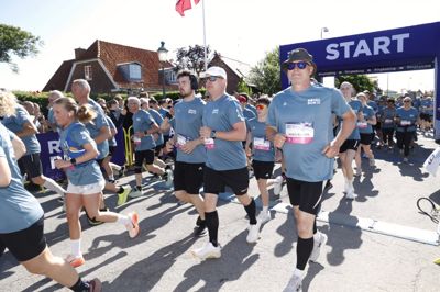 10-kilometerløberne er sendt af sted i Ringkøbing. Klokken 13 går starten til femkilometer-ruten.
