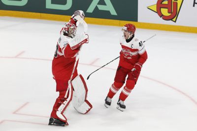 Jesper Jensen Aabo (til højre) kunne fejre en sejr i sin rekordkamp, hvor Danmark med stort besvær slog Italien efter straffeslag.