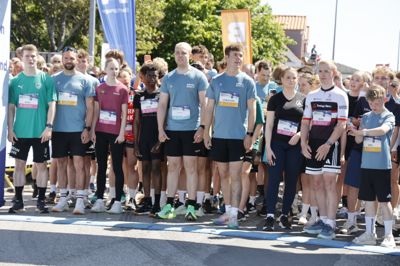 Jens Bilberg fra Faster Badmintonklub anes som den høje, mørkhårede løber skråt til venstre bag kronprinsen.