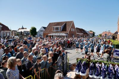 En tæt menneskemængde fyldte gaderne i Ringkøbing, mens det smukke pinsevejr satte scenen for Royal Run. Solen stod højt på en skyfri himmel, og byen tog sig ud fra sin allersmukkeste side. En kulisse, der gjorde Royal Run til et perfekt arrangement.