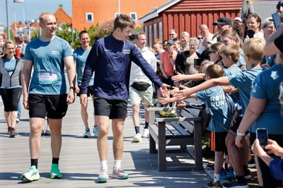 H.K.H. Kronprinsen gik side om side med Simon Malmberg Christensen fra Velling, mens de talte sammen under rundvisningen i Ringkøbing. Kronprinsen hilste smilende og vinkede til de mange fremmødte langs ruten.