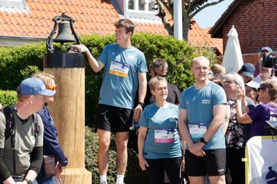 H.K.H. Kronprinsen ringer løberne ud på fem kilometer. Ved siden af ses borgmester Lone Andersen og løbsvært Simon Malmberg Christensen fra Velling,