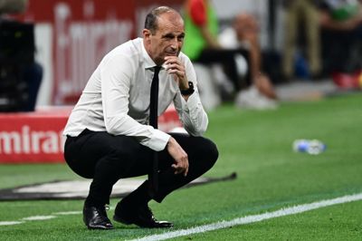 Massimiliano Allegri er færdig i Milan efter søndagens skuffende nederlag til Cagliari, som kostede en plads i Champions League.