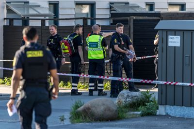 Københavns Politi er mandag aften talstærkt til stede efter en eksplosion på Kurvemagerstien på Amager.