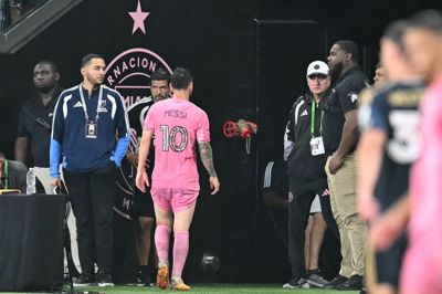 Inter Miamis stjerne Lionel Messi tog sig til baglåret i MLS-kamp søndag og forlod banen. Det er uklart, hvornår han kan spille igen, siger klubben.