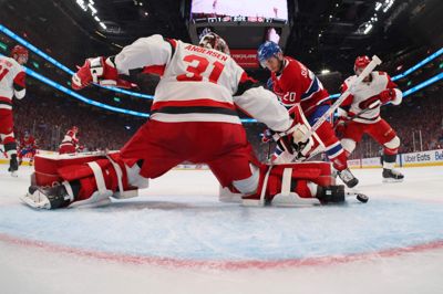 Målvogter Frederik Andersen blev passeret to gange, da Carolina Hurricanes igen vandt over Montreal Canadiens efter overtid.