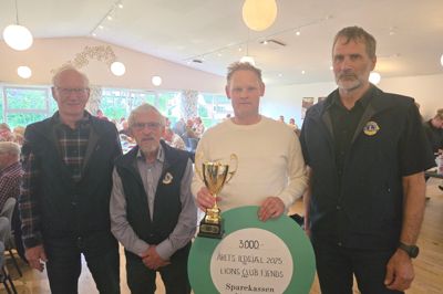 Fra venstre er det Poul Hjort (Lions), Vagn jensen (Lions), Årets Ildsjæl 2025 Rasmus Jønsson og Bjarne Bilstrup (Lions).