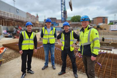 Betonfolkene på Fredensgård-projektet har fået nye kollegaer. I et par måneder har A. Enggaard haft et samarbejde med Gudenå Pedellerne, der er et arbejdsfællesskab for socialt udsatte. Fra venstre er det Luis da Silva Martins, formand for Udsatterådet og bestyrelsesmedlem i Gudenå Pedellerne, Thomas Tougaard, social frijobber, Jacob Wohlert, social frijobber og mentor i Gudenå Pedellerne, og Mads Østergaard, byggeleder, A. Enggaard.