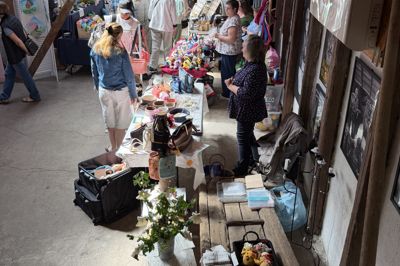 Udstillere fra både Kolding, Horsens, Ringkøbing, Aarhus og Silkeborg deltog på krea-markedet i Den Gamle Mølle i Kibæk. Markedet var arrangeret af Camilla Mosegaard fra Gårdbutik Lysgaard.