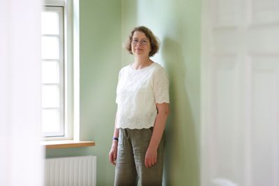 Anne Dolmer glæder sig over 13 spændende år som præst i Brande-Uhre-Skærlund. Søndag 7. juni er der afskedsgudstjeneste med hende i Brande Kirke.