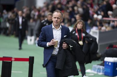 Jakob Michelsen og det danske kvindelandshold jagter en direkte plads ved næste års VM i de sidste to kvalifikationskampe.