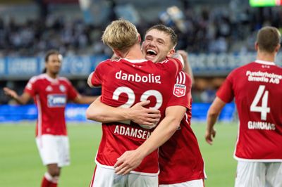 Callum McCowatt omfavner Tonni Adamsen. De to er begge med i toppen af Superligaens topscorerliste.