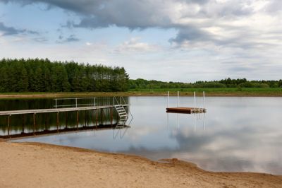 Arnborg Badesø er testet helt fri for colibakterier og enterokokker, men der kan være ikter - en ufarlig parasit fra fugle, der kan give såkaldt svømmekløe.