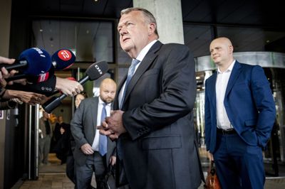 Formand for Moderaterne Lars Løkke Rasmussen vil pege på sig selv som minister, hvis Moderaterne skal i regering. Hvilken post, han foretrækker, vil han dog ikke sige. Her ses han på vej væk fra Scandic-hotellet, hvor forhandlinger med Troels Lund Poulsen foregik, indtil han gik til kongen fredag.