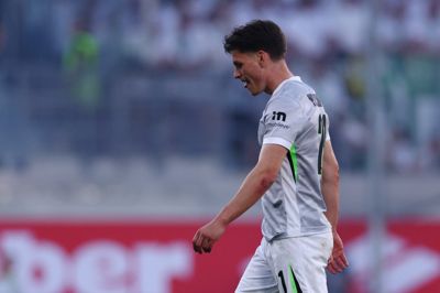 Joakim Mæhle forlader banen, efter han er blevet udvist tidligt i playoffkampen mod Paderborn, som kostede Wolfsburg pladsen i Bundesligaen.