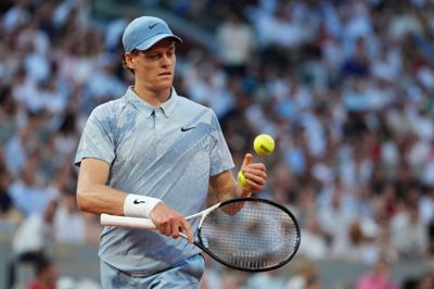 Jannik Sinner var klart bedst i første runde af French Open, hvor han mødte den franske wildcardspiller Clement Tabur.