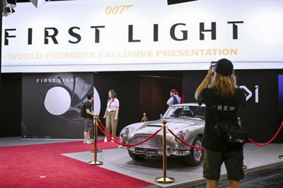En besøgende fotograferer en Aston Martin ved standen for James Bond-spillet »007 First Light« under Gamescom i Köln i august 2025. Spillet er udviklet og produceret af danske IO Interactive og udkommer onsdag den 27. maj 2026.