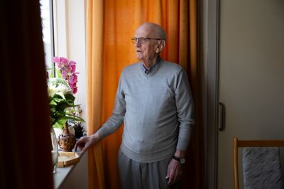 Savnet efter hustruen Aase, der døde i februar, har mærket 90-årige Jens Iversen. Han har en søn, fire børnebørn og oldebørn, og snart skal han til fødselsdag i Skødstrup uden for Aarhus, hvor et af børnebørnene bor med sin partner og to børn. Men det piner ham, at Aase ikke længere er der til at tage med. Han savner hende hver eneste dag.