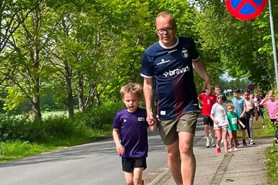 Elever og lærere på Uhre Friskole gennemførte for nylig endnu et Royal Side Run. Her er det skoleleder Peter Terney, der løber sammen med Fabricius fra Spirerne.