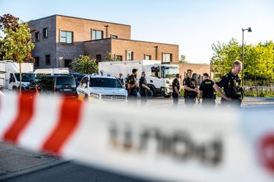 Politiet var tirsdag aften til stede på Kurvemagerstien på Amager, hvor en håndgranat var sprængt. Siden er fire personer blevet anholdt.