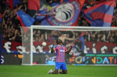 Ismaila Sarr fejrer Crystal Palaces sejr over ukrainske Shakhtar Dontesk i Conference Leagues semifinale.