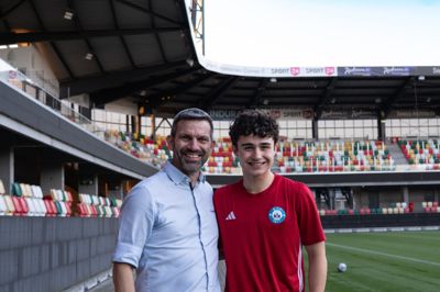 16-årige David Stojanovic skrev tidligere på året under på en traineekontrakt med Silkeborg. Her er han flankeret af talentchef Peter Christian »PC« Hansen.