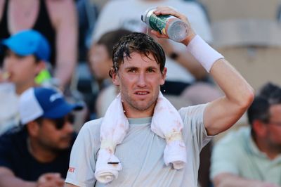 Den norske tennisspiller Casper Ruud er en af de spillere, som er udfordret er de høje temperaturer ved grandslam-turneringen i Paris. Undervejs i mandagens kamp måtte han tage flere pauser, ty til is og have et lægetjek.