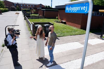 Dommerne i »Nybyggerne«, Sif Steendahl Grandorf og Önder Yazar, har i disse uger deres gang på Irisvej i Herning, hvor de bedømmer deltagerne i den kommende sæson 11 af programmet. Vejen i det centrale Herning er for tiden omdømt til Nybyggervej.