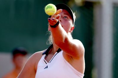 Clara Tauson er færdig ved French Open efter to nederlag i første runde.