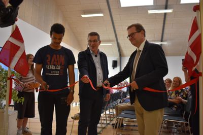 Finderup Efterskole indviede onsdag en helt ny fløj på skolen. Direktør for Den A.P. Møllerske Støttefond Mads Lebech (t.h.) klipper den røde snor sammen med en kommende elev Martin Noe (t.v.). Forstander Allan Trelborg holder snoren.