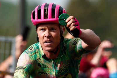 Michael Valgren fremviser en perleplade, der forestiller en Pokéball, mens han kører ind over stregen på 17. etape af Giroen. Den var lavet af hans søn.